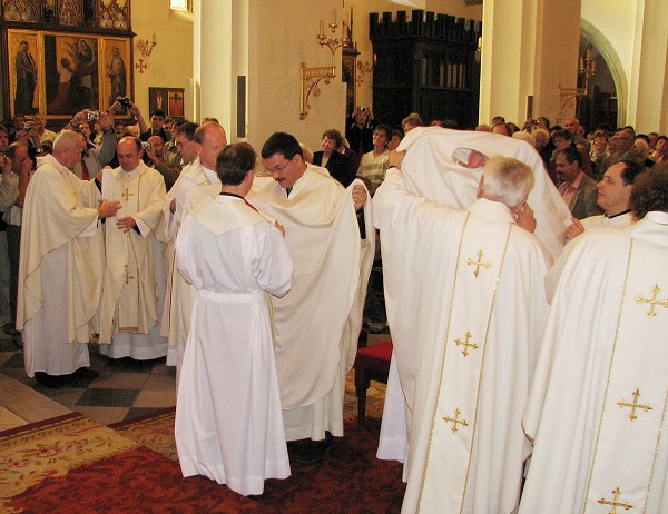 29  Pijet liturgickho roucha