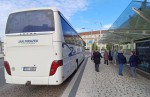 04  Na zastávce autobusu