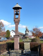 052  Zvonička a socha na návsi ve Dřenicích