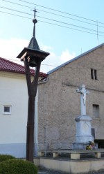 064  Zvonička a kříž v Bezděkově