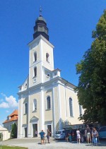 08  Před kostelem