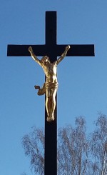 09  Kříž před kostelem