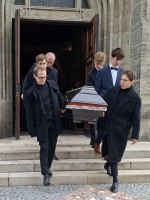 12  Před kostelem