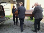 16  Před kostelem