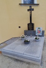 17  Hrob u kostela