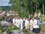 25  Průvod na hřbitově