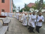 28  Průvod s dalšími kněžími z okolí