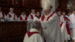39  Vkládání rukou dalších biskupů