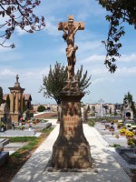 50  Obnovený kříž na hřbitově