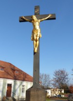66  Kříž nedaleko kostela