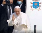 84  Sledování odletu papeže Františka na mobilu