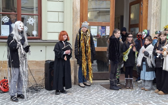 01  Pozdrav před školou