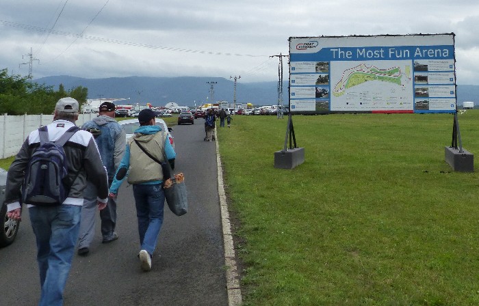 01  Cestou na autodrom