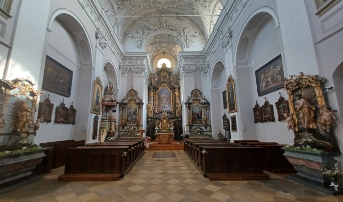 03  Vyzdobený kostel