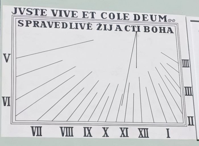 03  Hodiny naproti faře