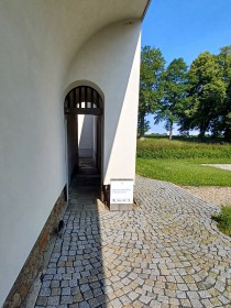 Vstup do kostela, Nový Dvůr 18. června 2025