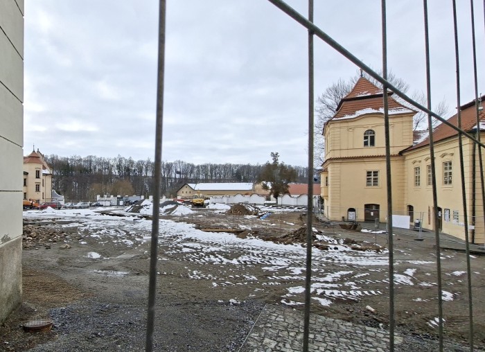 04  Nádvoří před kostelem