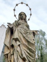 04  Socha Panny Marie u kostela