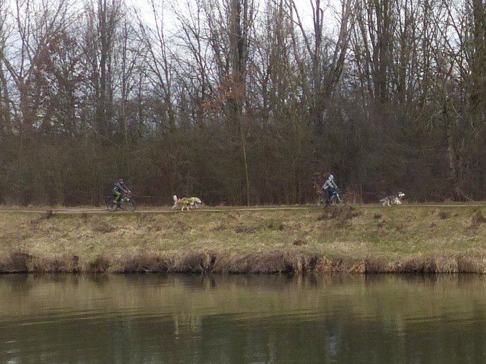 05  Cyklisté na druhém břehu...