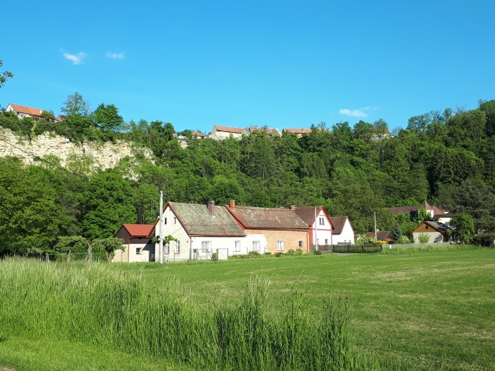 05  Nedaleko kostela