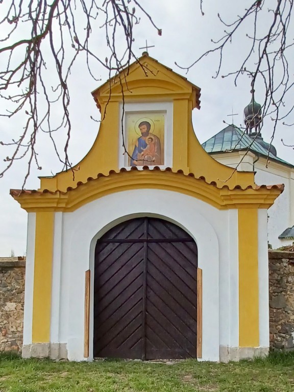 054  Brána na hřbitov