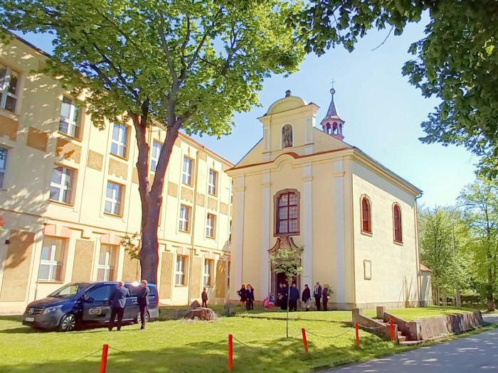 06  U kostela