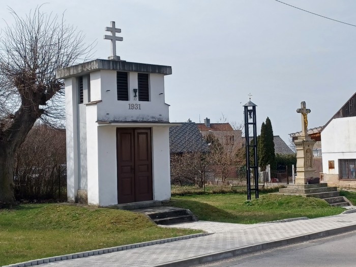 065  Syrovátka - kaple, zvonice a kříž