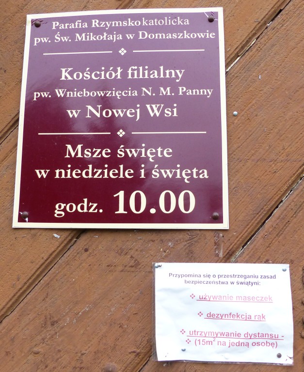 07  Info na dveřích kostela