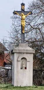 072  Kříž nedaleko kostela
