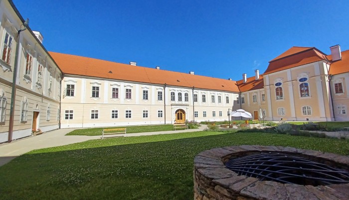 08  Klášter