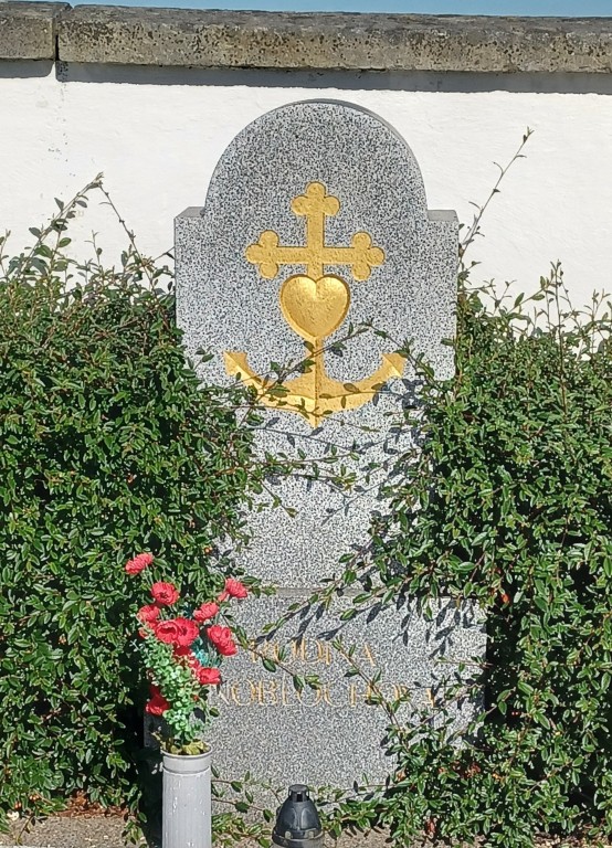 08  Náhrobek