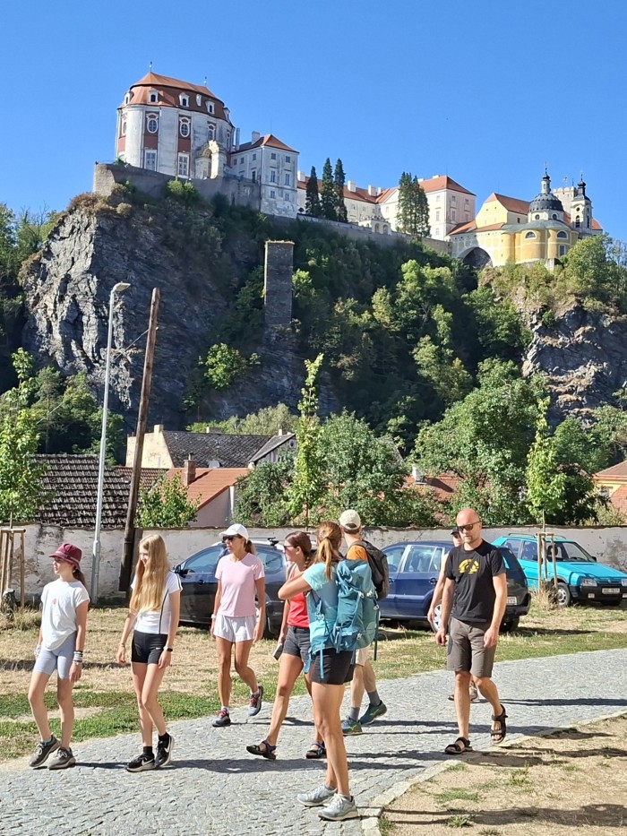 08  U kostela