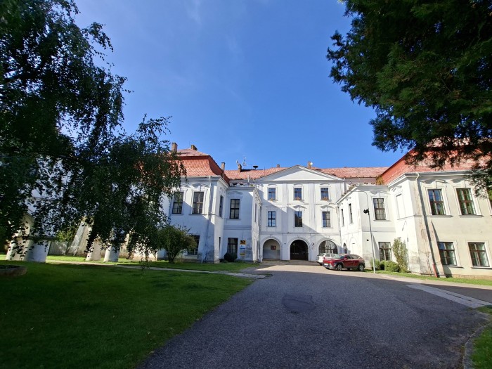08  Zámek vedle kostela