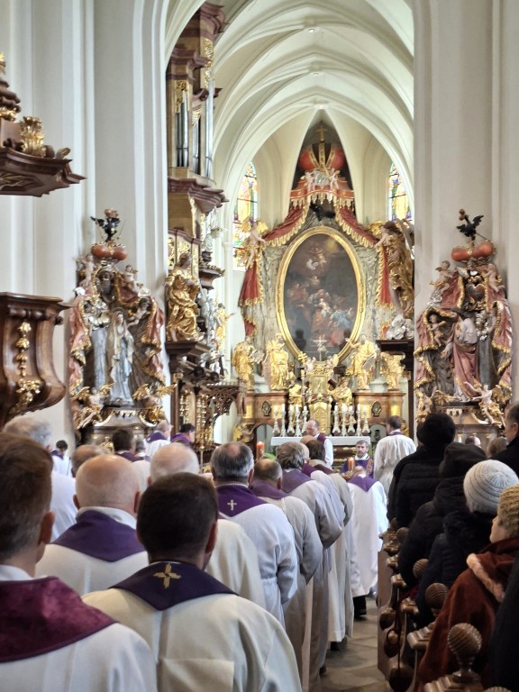 09  Příchod k oltáři