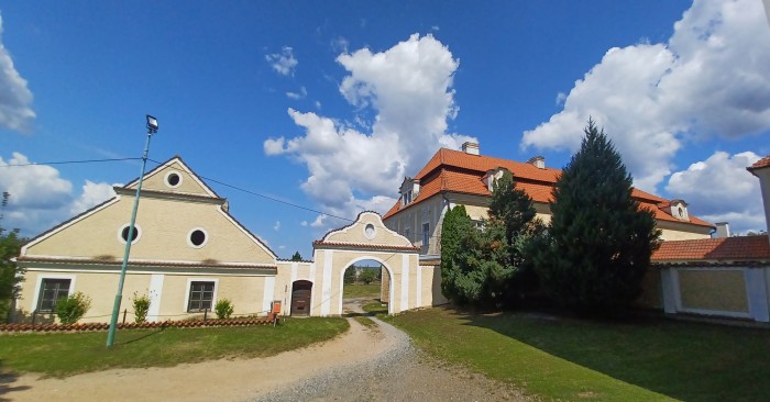 10  Pohled k faře