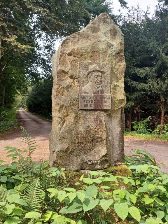 10  Pomník Hugo Koniasovi