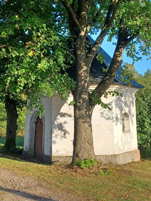 100  Šestiboká kaple u Bernartic 