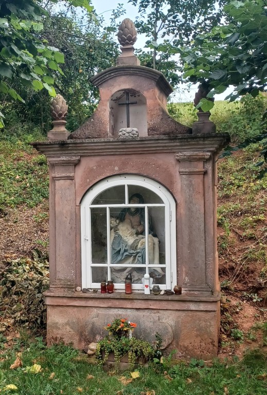 11  Výklenková kaple se sousoším Piety