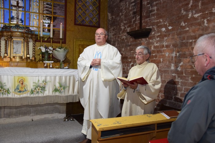 12  Během mše svaté