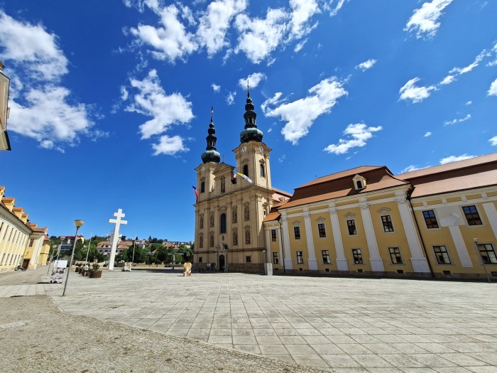 12  Nádvoří před bazilikou