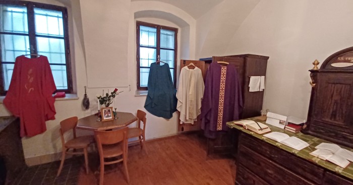 14  Liturgické oděvy a knihy