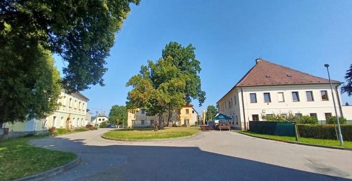 14  Fara a dvě další budovy