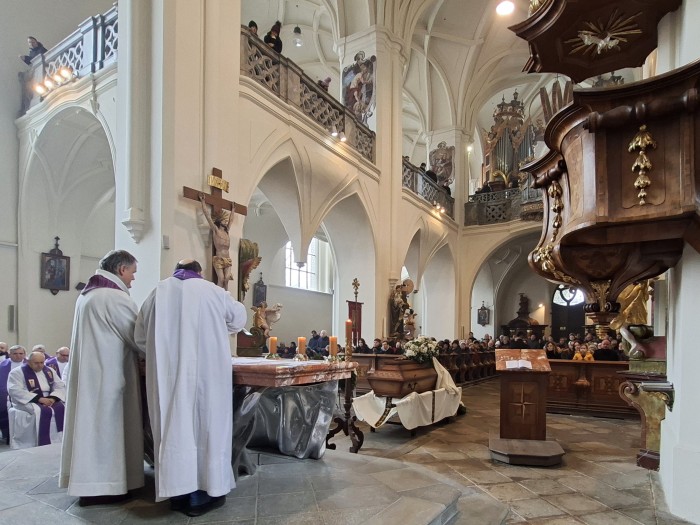 14  Pohled do lodi kostela