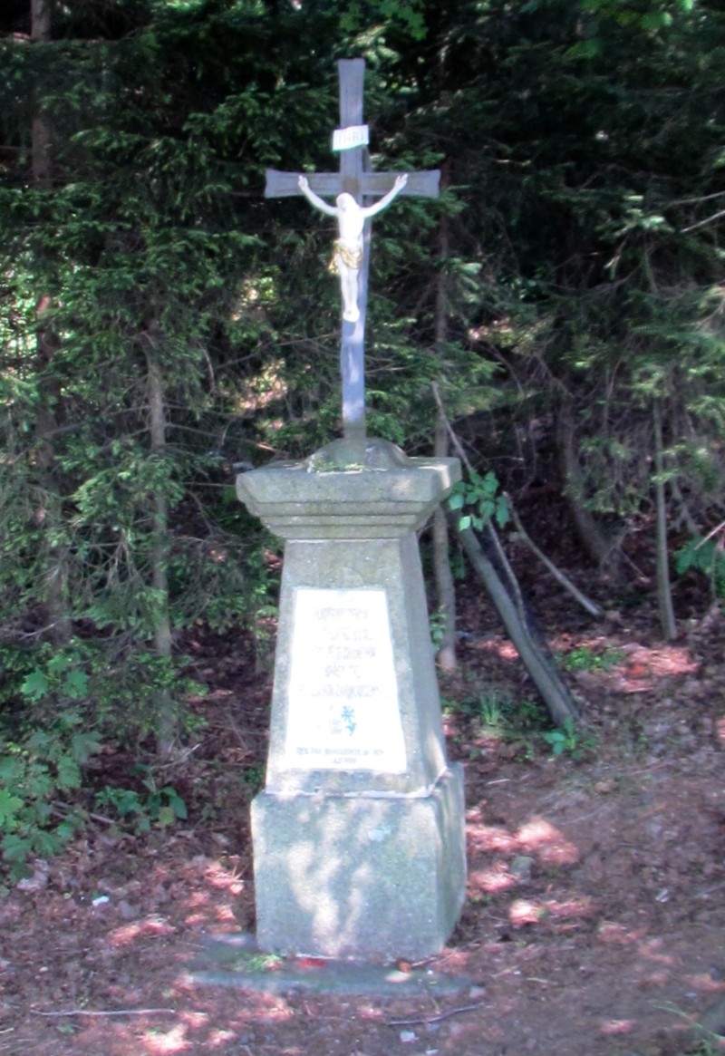 Kříž u lesa