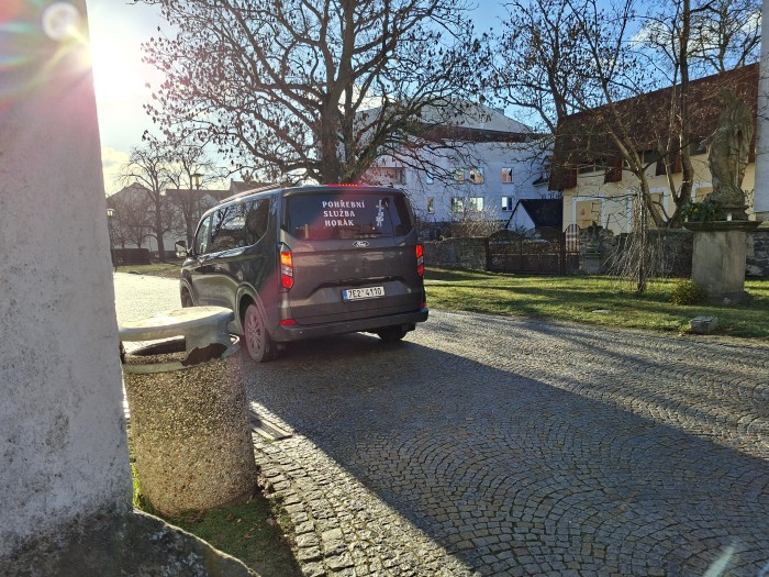 15  Odjíždění auta s rakví