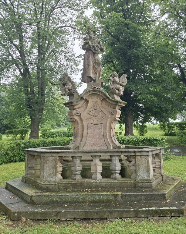 15  Socha sv. Antonína Paduánského u hřbitova