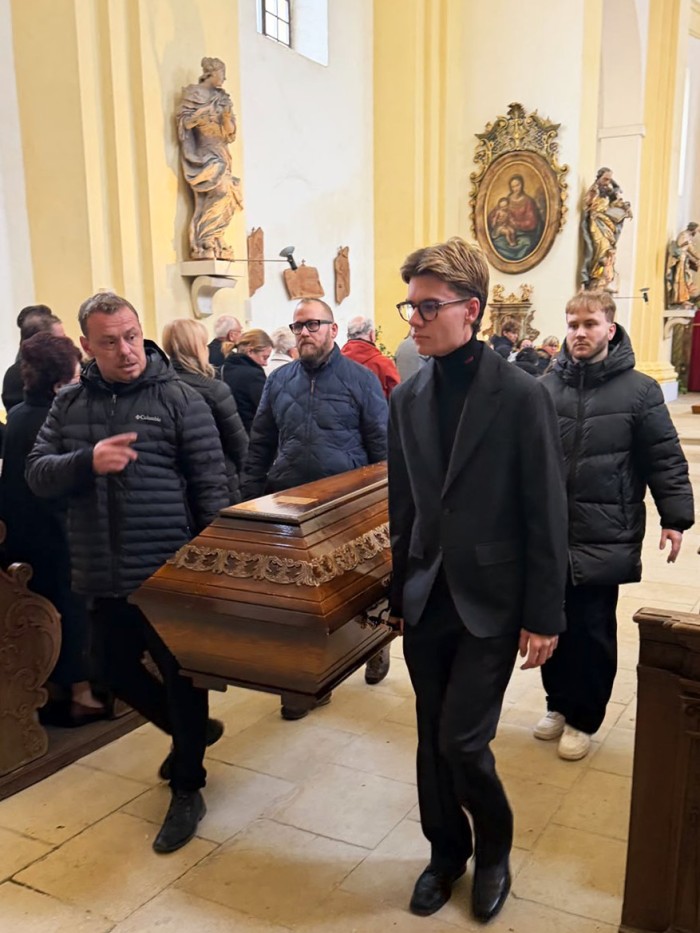 15  Vynášení rakve