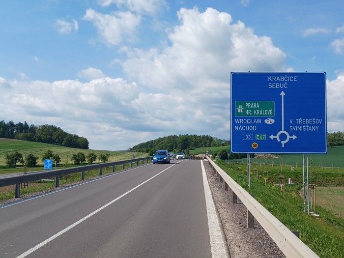 16  Cestou přes dálnici