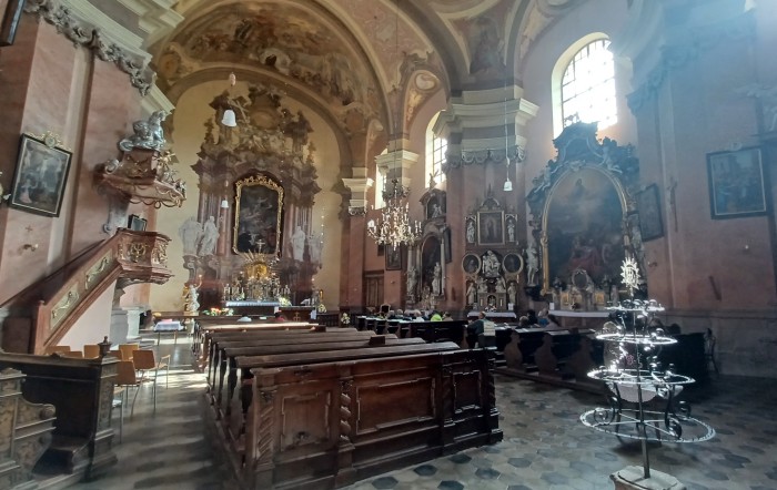 16  Interiér kostela