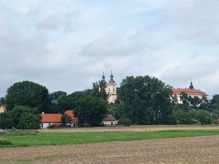 17  Kostel a zámek